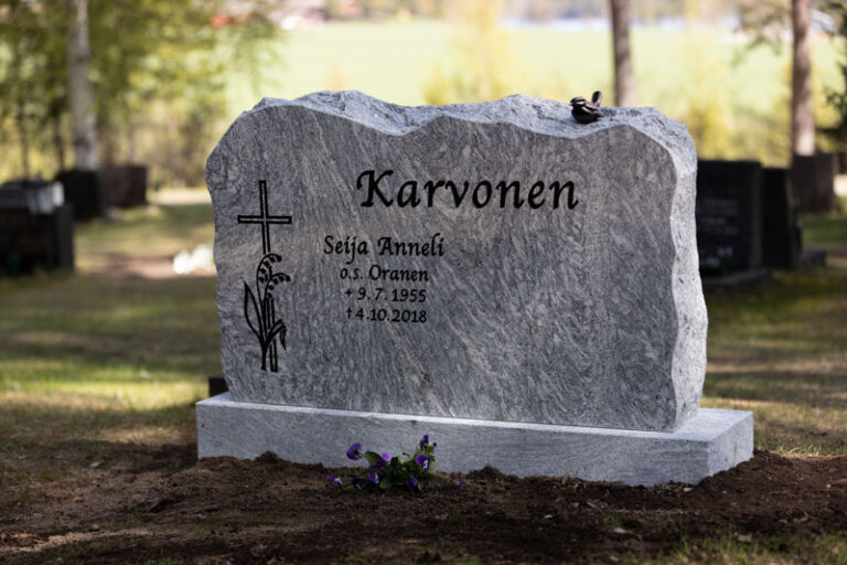 Hautakivi "Karvonen"