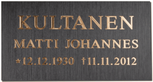 Levylle kaiverrettu muistolaatta - suorakaide - kullattu teksti