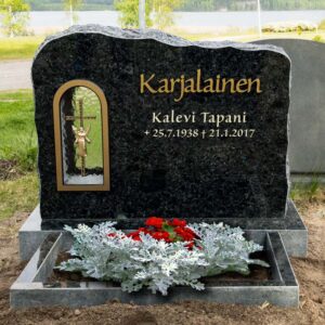 Hautakivi "Karjalainen"