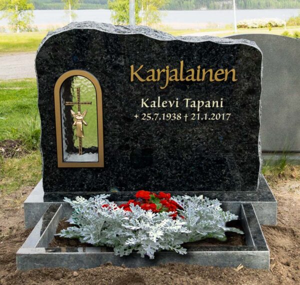 Hautakivi "Karjalainen"